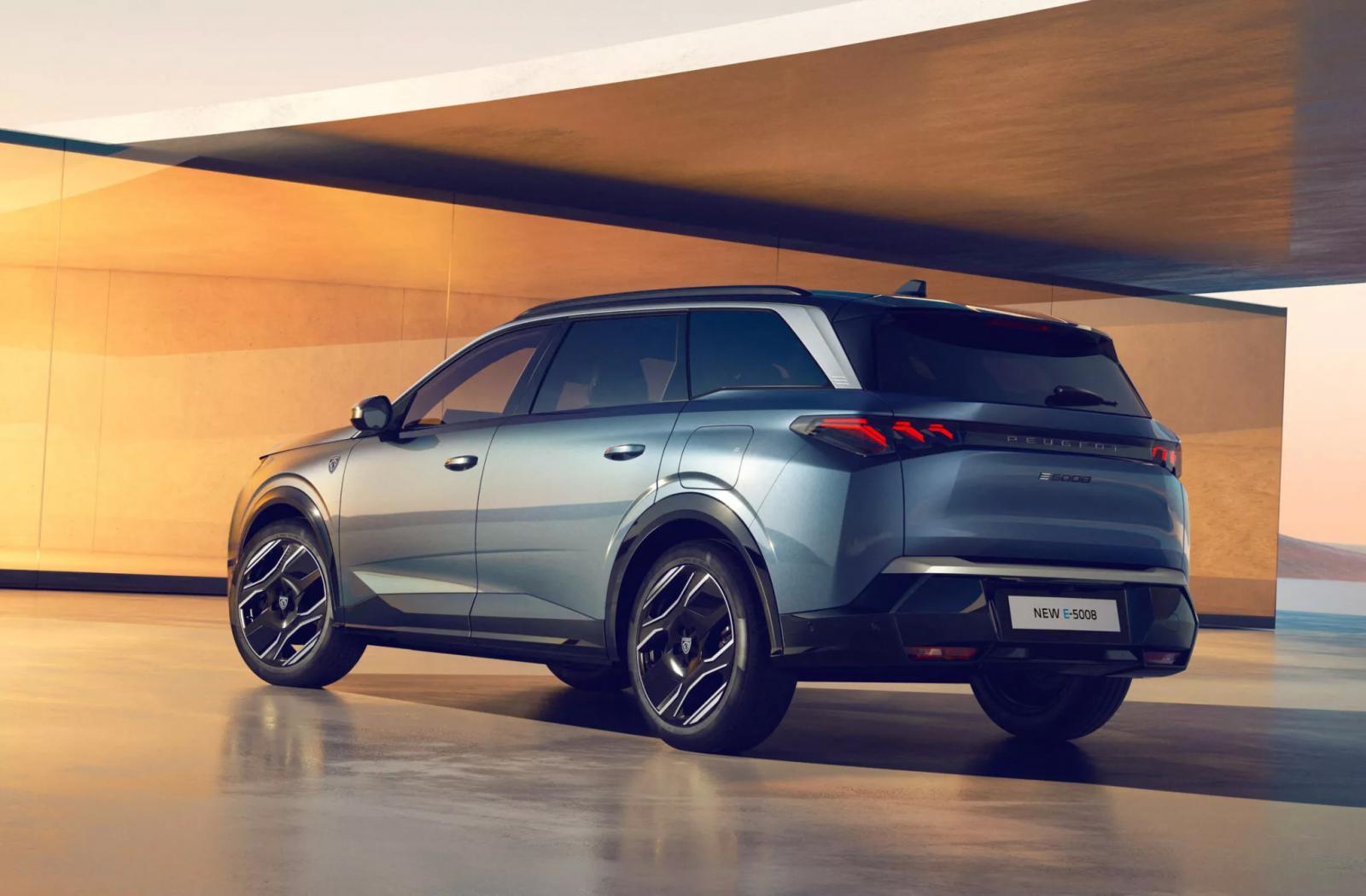 Το νέο Peugeot E-5008 ήρθε ως 7θέσιο με έως 322 ίππους! 